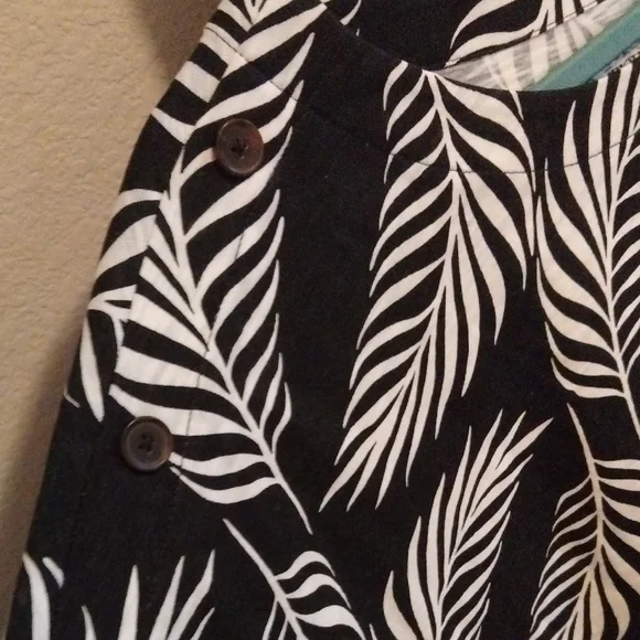 Croft & Barrow Black and White Leaf Pattern Blouse - Picture 2 of 2